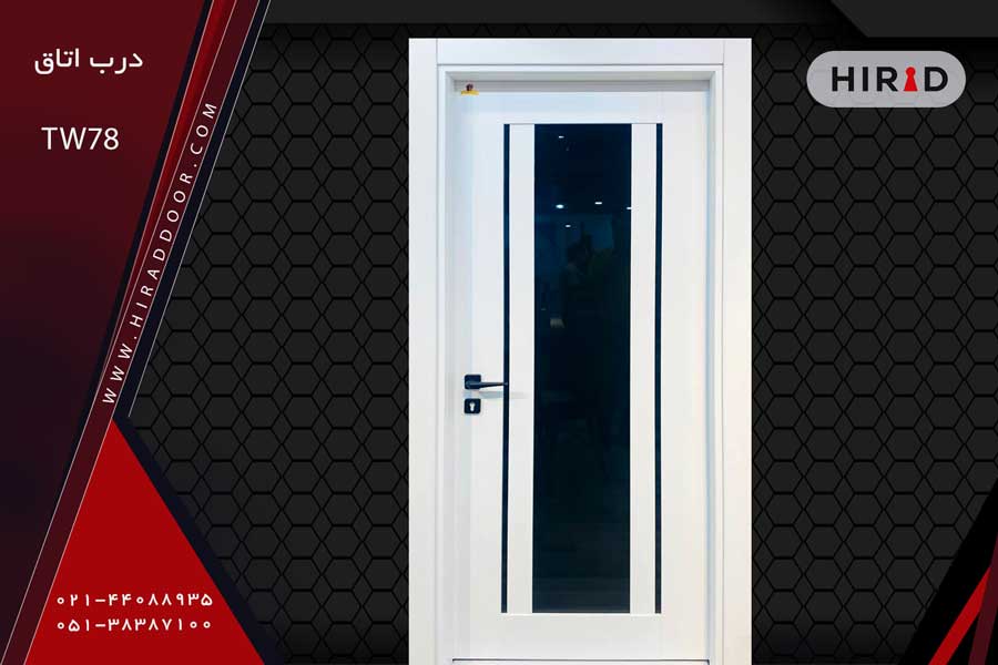 درب با رنگ سفید کار شده با تلق مسطسل مشکی در وسط درب